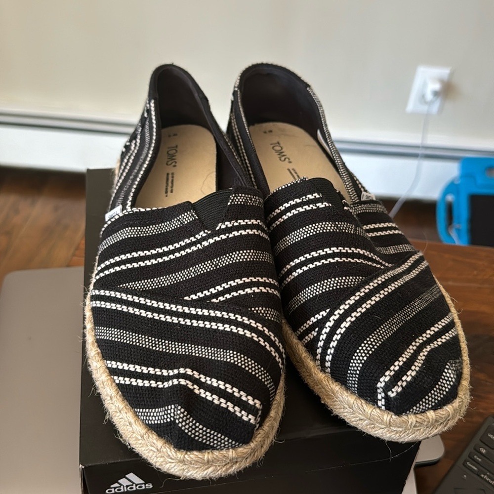 Toms women’s espadrilles size 9.5, barely worn!